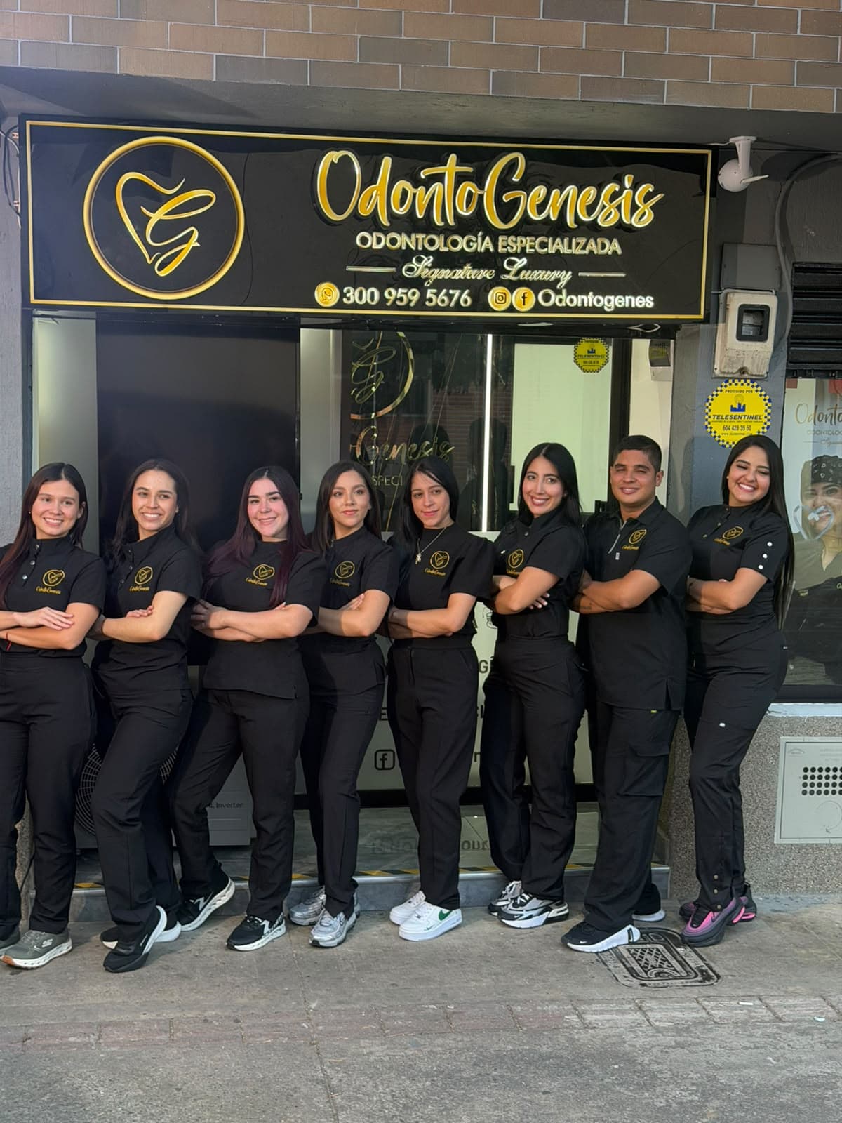 Equipo de doctores y auxiliares de OdontoGenesis frente a la sede Laureles