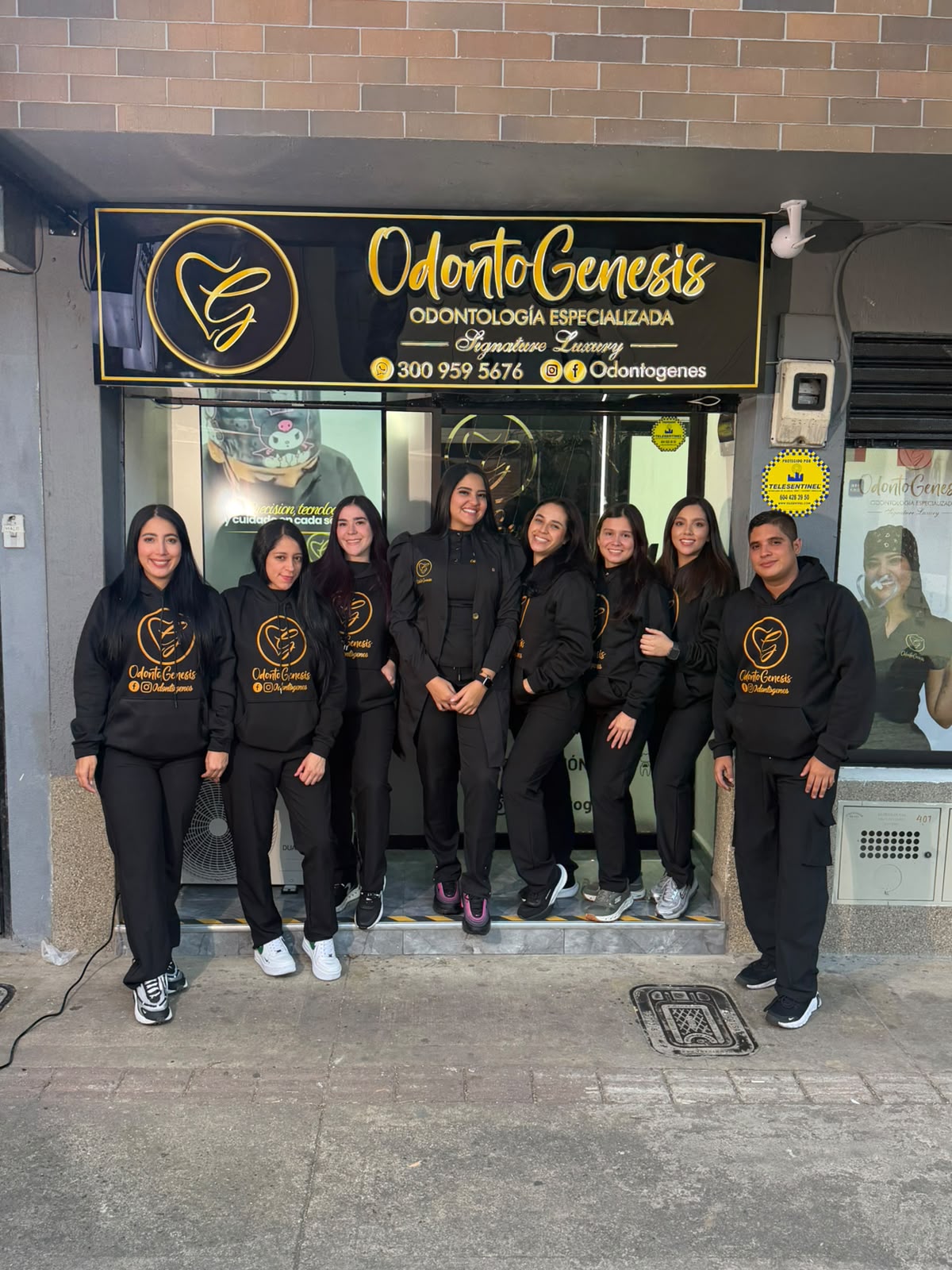 Equipo OdontoGenesis frente a la sede Laureles